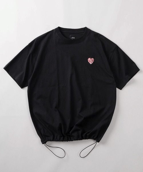 SlashDate（スラッシュデイト）の「【85】別注 ワンポイント ハートロゴ刺繍 フロッキーワッペン クルーネックTシャツ/ドローコード/ユニセックス/レディース/メンズ/新柄追加【Sサイズ～Lサイズ】（Tシャツ/カットソー・レディース・ブラック系3/ブラック系1/ブラック系/ホワイト系2/ホワイト系1/ホワイト系/ブラック系2/ホワイト系3/ホワイト系5/ライトグレー系/ホワイト系4/ブラック系4・S/L/M）」の17枚目の写真