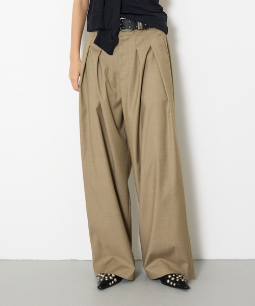 THROW by SLY(スローバイスライ)の「THROW L/W TUCK WIDE TROUSER ローウエストタックワイドトラウザー 春服 夏服(スラックス・レディース・ブラック/ベージュ・1/0)」の2枚目の写真