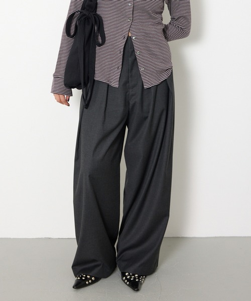 THROW by SLY(スローバイスライ)の「THROW L/W TUCK WIDE TROUSER ローウエストタックワイドトラウザー 春服 夏服(スラックス・レディース・ブラック/ベージュ・1/0)」の1枚目の写真