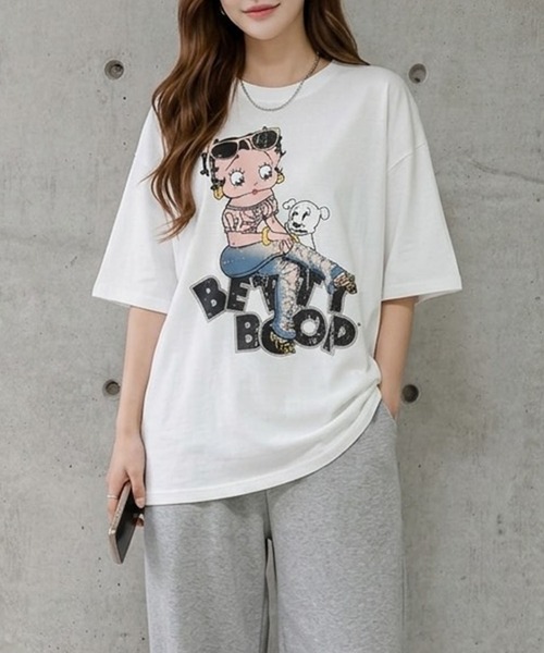 GLAMOROUS JANE(グラマラスジェーン)の「BETTY BOOPストリートプリント半袖Tシャツ(Tシャツ/カットソー・レディース・オフホワイト/チャコールグレー/ブラック・FREE)」の1枚目の写真