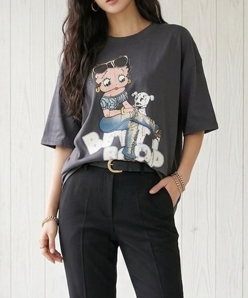 GLAMOROUS JANE(グラマラスジェーン)の「BETTY BOOPストリートプリント半袖Tシャツ(Tシャツ/カットソー・レディース・オフホワイト/チャコールグレー/ブラック・FREE)」の2枚目の写真