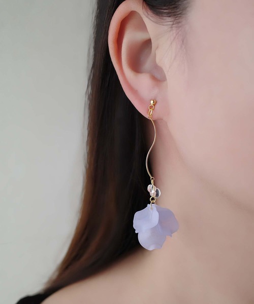 CERCA(チェルカ)の「jolie minette /ゆれる ウェーブ フリル ロングピアス/アレルギー対応(ピアス(両耳用)・レディース・ライトピンク/レモンイエロー/ブルー/パープル/ホワイト/ターメリック/オレンジ・FREE)」の2枚目の写真