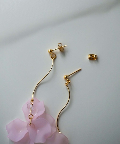 CERCA(チェルカ)の「jolie minette /ゆれる ウェーブ フリル ロングピアス/アレルギー対応(ピアス(両耳用)・レディース・ライトピンク/レモンイエロー/ブルー/パープル/ホワイト/ターメリック/オレンジ・FREE)」の8枚目の写真