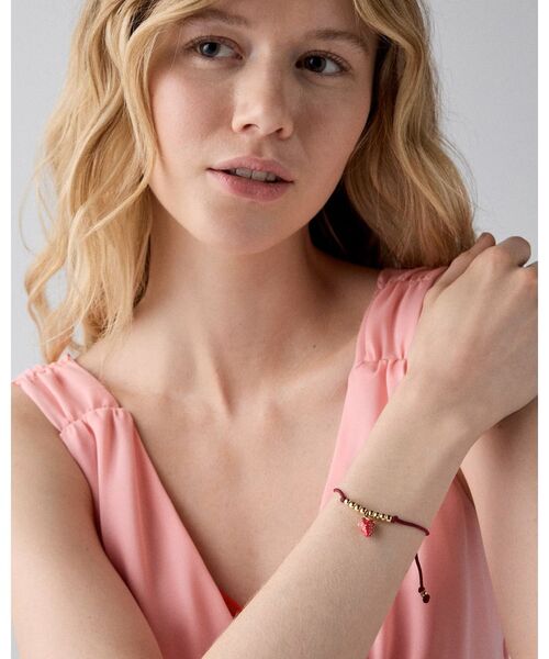 kate spade new york(ケイトスペード ニューヨーク)の「サマー デイズ ストロベリー コード ブレスレット(ブレスレット・レディース・レッド・ONESIZE)」の2枚目の写真
