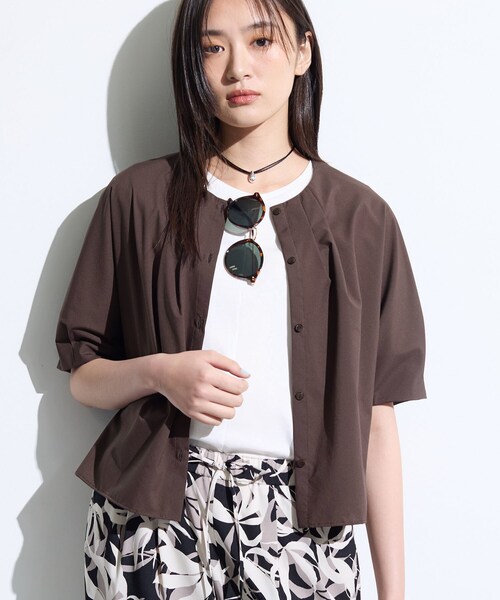 INDIVI（インディヴィ）の「【撥水／UVカット】タックデザインブラウス（シャツ/ブラウス・レディース・ダークブラウン/ブラック・05/13/15 /38/34/19）」の2枚目の写真