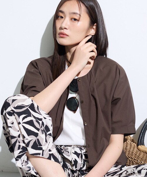 INDIVI（インディヴィ）の「【撥水／UVカット】タックデザインブラウス（シャツ/ブラウス・レディース・ダークブラウン/ブラック・05/13/15 /38/34/19）」の4枚目の写真