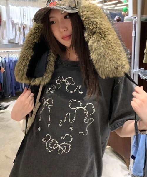 AVYL(アヴィル)の「ピグメントリボン刺繍アソートプリント半袖Tシャツ(Tシャツ/カットソー・レディース・ブラック・M)」の4枚目の写真