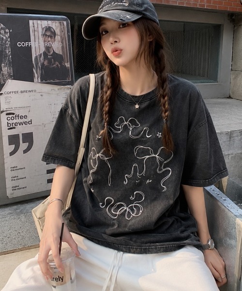 AVYL(アヴィル)の「ピグメントリボン刺繍アソートプリント半袖Tシャツ(Tシャツ/カットソー・レディース・ブラック・M)」の9枚目の写真
