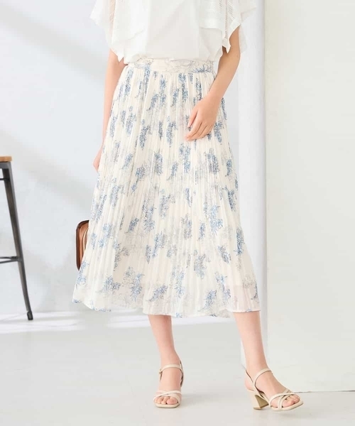 a.v.v(アーヴェヴェ)の「【洗える】フラワープリントランダムプリーツスカート(スカート・レディース・ネイビー/ベージュ・36/40/38)」の1枚目の写真
