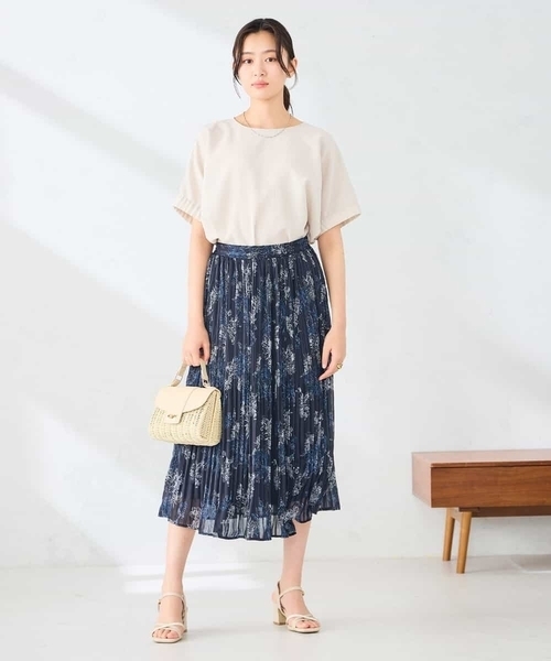 a.v.v(アーヴェヴェ)の「【洗える】フラワープリントランダムプリーツスカート(スカート・レディース・ネイビー/ベージュ・36/40/38)」の5枚目の写真