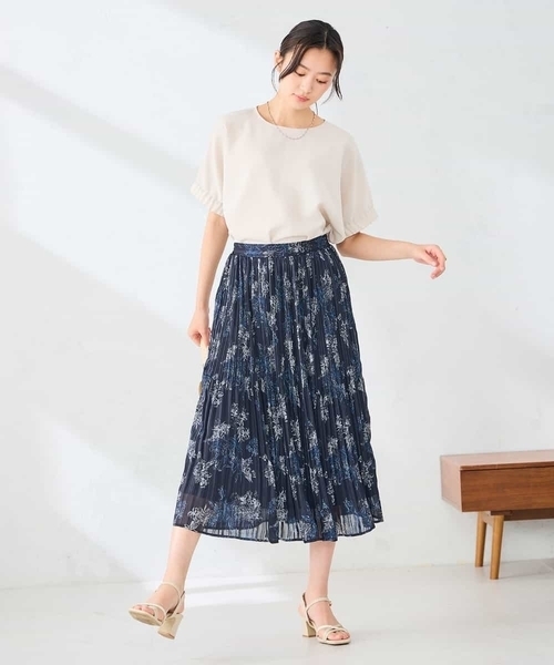 a.v.v(アーヴェヴェ)の「【洗える】フラワープリントランダムプリーツスカート(スカート・レディース・ネイビー/ベージュ・36/40/38)」の6枚目の写真