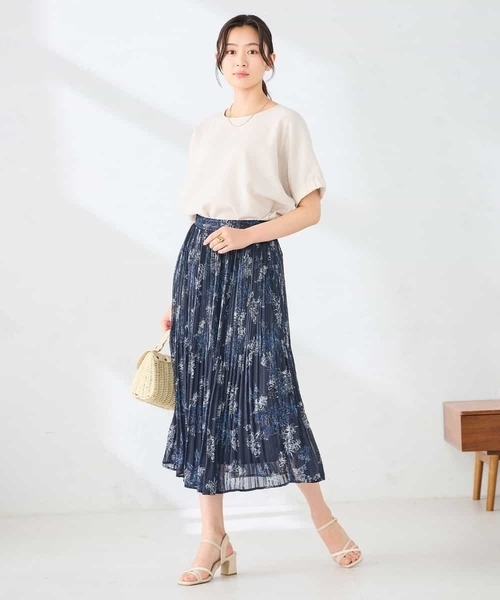 a.v.v(アーヴェヴェ)の「【洗える】フラワープリントランダムプリーツスカート(スカート・レディース・ネイビー/ベージュ・36/40/38)」の7枚目の写真