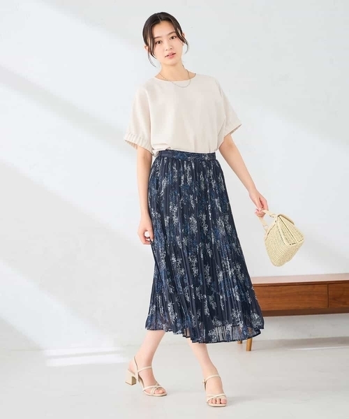 a.v.v(アーヴェヴェ)の「【洗える】フラワープリントランダムプリーツスカート(スカート・レディース・ネイビー/ベージュ・36/40/38)」の9枚目の写真