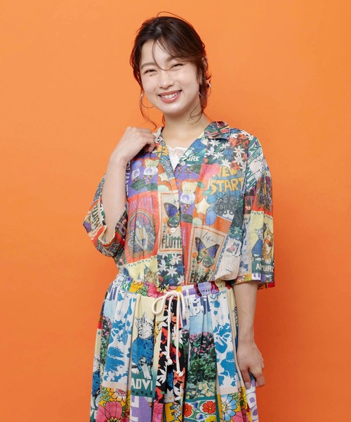 ScoLar(スカラー)の「ScoLar(スカラー) ポスターコラージュ柄or花ネコ柄シャツ(シャツ/ブラウス・レディース・ブラック/アイボリー・MEDIUM)」の4枚目の写真