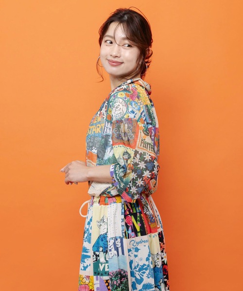 ScoLar(スカラー)の「ScoLar(スカラー) ポスターコラージュ柄or花ネコ柄シャツ(シャツ/ブラウス・レディース・ブラック/アイボリー・MEDIUM)」の5枚目の写真