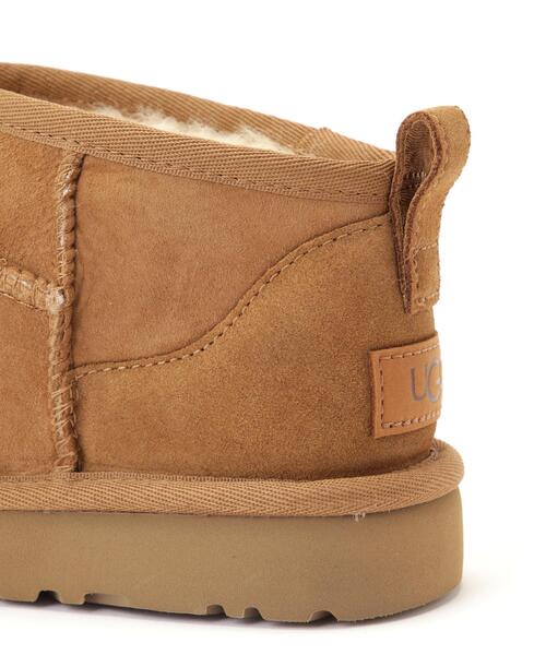 UGG(アグ)の「UGG(アグ)Classic Ultra Mini/1116109(ブーツ・レディース・ブラック/ベージュ・8/7/6)」の6枚目の写真