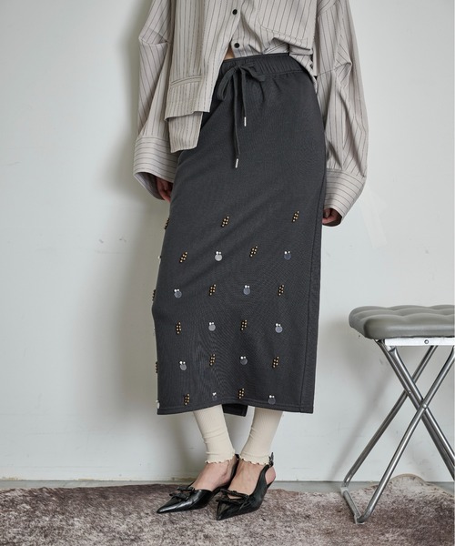 THE YOn（ザヨン）の「ビジュー刺繍スウェットナロースカート（スカート・レディース・ピンク/グレー/チャコールグレー・FREE）」の2枚目の写真