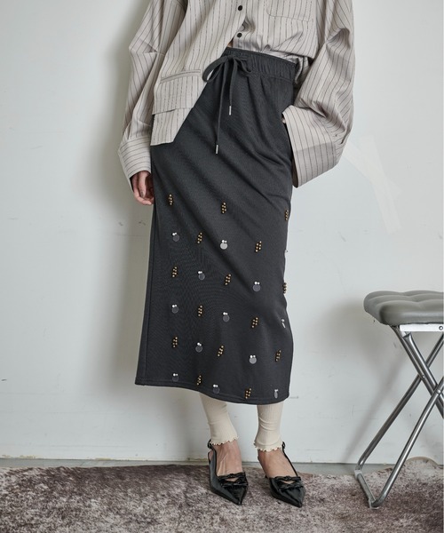 THE YOn（ザヨン）の「ビジュー刺繍スウェットナロースカート（スカート・レディース・ピンク/グレー/チャコールグレー・FREE）」の4枚目の写真