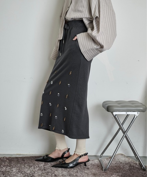 THE YOn（ザヨン）の「ビジュー刺繍スウェットナロースカート（スカート・レディース・ピンク/グレー/チャコールグレー・FREE）」の7枚目の写真