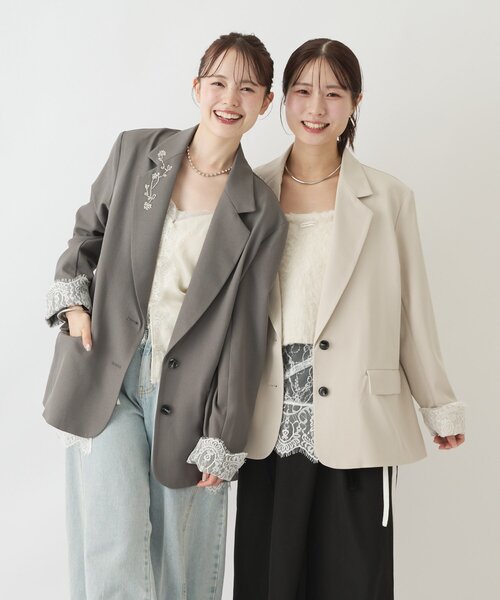 mystic(ミスティック)の「【@lily.s_y× @____ri__125企画 】マルチレース付きビジュージャケット(テーラードジャケット・レディース・グレー/アイボリー・FREE)」の1枚目の写真