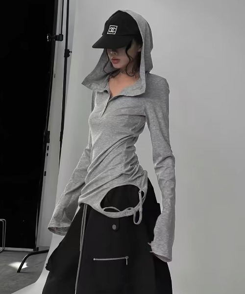SHERU(シェル)の「フードダメージサイドカット紐付きフード細身ロングスリーブトップス(Tシャツ/カットソー・レディース・グレー/ホワイト・M)」の2枚目の写真