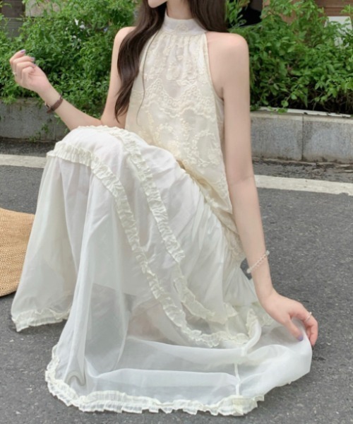 FLINEA(フリネア)の「ホルターネックフリル刺繍ノースリーブワンピース(ワンピース・レディース・ベージュ・FREE)」の9枚目の写真