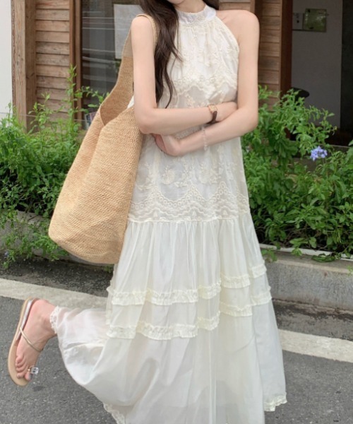 FLINEA(フリネア)の「ホルターネックフリル刺繍ノースリーブワンピース(ワンピース・レディース・ベージュ・FREE)」の10枚目の写真