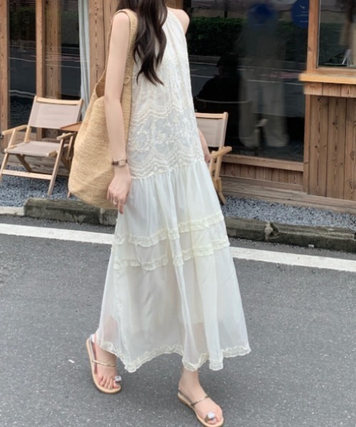 FLINEA(フリネア)の「ホルターネックフリル刺繍ノースリーブワンピース(ワンピース・レディース・ベージュ・FREE)」の4枚目の写真