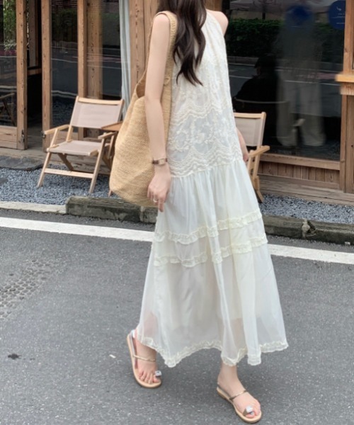 FLINEA(フリネア)の「ホルターネックフリル刺繍ノースリーブワンピース(ワンピース・レディース・ベージュ・FREE)」の3枚目の写真