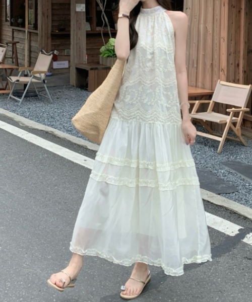 FLINEA(フリネア)の「ホルターネックフリル刺繍ノースリーブワンピース(ワンピース・レディース・ベージュ・FREE)」の2枚目の写真