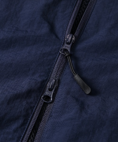 Ol' Basics(オールベーシックス)の「Ol' Basics(オール・ベーシックス) セットアップ対応 トラックジャケット U.S.ARMY ロゴプリント コットンライクナイロン 裏メッシュ トレーニングジャケット ナイロンジャケット ウインドブレーカー ライトアウター アメカジ ミリタリー メンズ レディース ユニセックス(ナイロンジャケット・メンズ・ネイビー/ブラック・L/XL/S/M)」の4枚目の写真