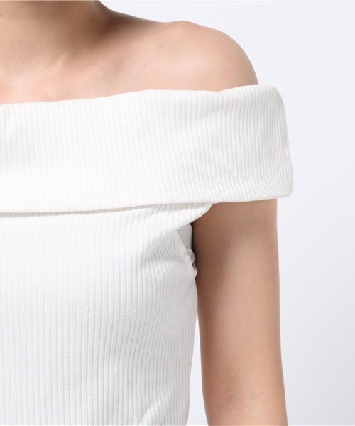 REDYAZEL(レディアゼル)の「カットリブオフショルトップス(Tシャツ/カットソー・レディース・ベージュ/レッド/ブラック/オフホワイト・FREE)」の5枚目の写真