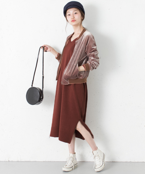 URBAN RESEARCH(アーバンリサーチ)の「UR Vネックニットロングワンピース(ワンピース・レディース・ブラウン系その他/カーキ/キャメル・FREE)」の2枚目の写真