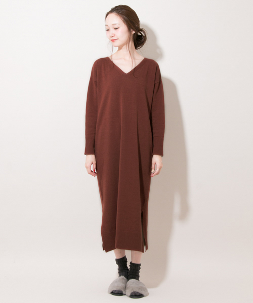 URBAN RESEARCH(アーバンリサーチ)の「UR Vネックニットロングワンピース(ワンピース・レディース・ブラウン系その他/カーキ/キャメル・FREE)」の14枚目の写真