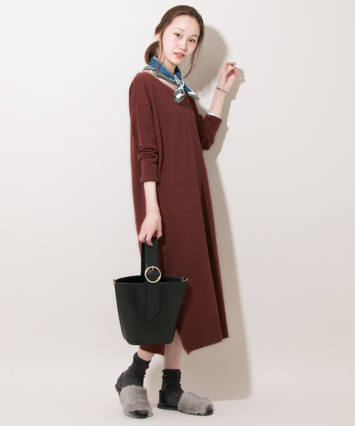 URBAN RESEARCH(アーバンリサーチ)の「UR Vネックニットロングワンピース(ワンピース・レディース・ブラウン系その他/カーキ/キャメル・FREE)」の17枚目の写真