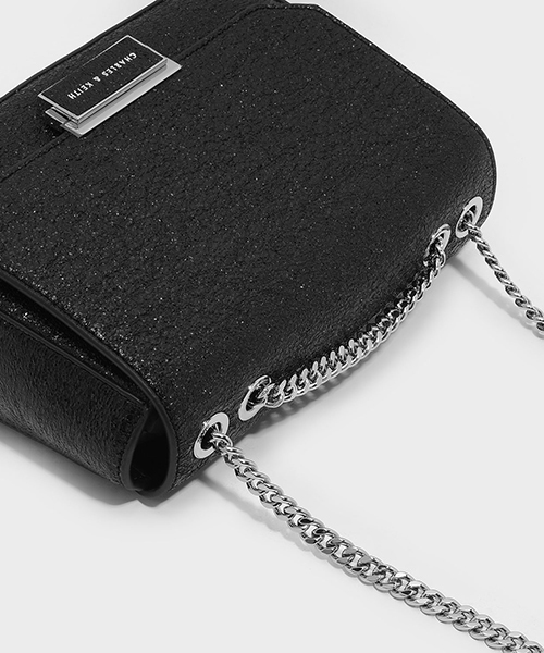 CHARLES & KEITH（チャールズ & キース）の「プッシュロックチェーンスリングバッグ / PUSH-LOCK CHAIN SLING BAG（メッセンジャーバッグ・レディース・ピンク/ブラック/バーガンディー・S）」の5枚目の写真