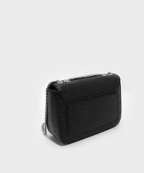 CHARLES & KEITH（チャールズ & キース）の「プッシュロックチェーンスリングバッグ / PUSH-LOCK CHAIN SLING BAG（メッセンジャーバッグ・レディース・ピンク/ブラック/バーガンディー・S）」の6枚目の写真