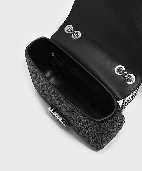 CHARLES & KEITH（チャールズ & キース）の「プッシュロックチェーンスリングバッグ / PUSH-LOCK CHAIN SLING BAG（メッセンジャーバッグ・レディース・ピンク/ブラック/バーガンディー・S）」の7枚目の写真