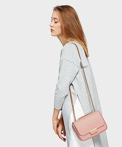 CHARLES & KEITH（チャールズ & キース）の「プッシュロックチェーンスリングバッグ / PUSH-LOCK CHAIN SLING BAG（メッセンジャーバッグ・レディース・ピンク/ブラック/バーガンディー・S）」の18枚目の写真