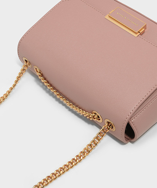 CHARLES & KEITH（チャールズ & キース）の「プッシュロックチェーンスリングバッグ / PUSH-LOCK CHAIN SLING BAG（メッセンジャーバッグ・レディース・ピンク/ブラック/バーガンディー・S）」の16枚目の写真