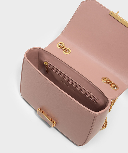 CHARLES & KEITH（チャールズ & キース）の「プッシュロックチェーンスリングバッグ / PUSH-LOCK CHAIN SLING BAG（メッセンジャーバッグ・レディース・ピンク/ブラック/バーガンディー・S）」の15枚目の写真