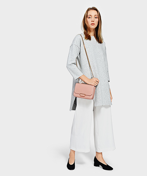 CHARLES & KEITH（チャールズ & キース）の「プッシュロックチェーンスリングバッグ / PUSH-LOCK CHAIN SLING BAG（メッセンジャーバッグ・レディース・ピンク/ブラック/バーガンディー・S）」の14枚目の写真