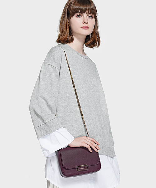 CHARLES & KEITH（チャールズ & キース）の「プッシュロックチェーンスリングバッグ / PUSH-LOCK CHAIN SLING BAG（メッセンジャーバッグ・レディース・ピンク/ブラック/バーガンディー・S）」の13枚目の写真