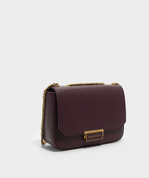 CHARLES & KEITH（チャールズ & キース）の「プッシュロックチェーンスリングバッグ / PUSH-LOCK CHAIN SLING BAG（メッセンジャーバッグ・レディース・ピンク/ブラック/バーガンディー・S）」の12枚目の写真