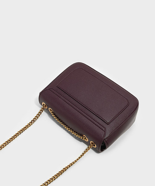 CHARLES & KEITH（チャールズ & キース）の「プッシュロックチェーンスリングバッグ / PUSH-LOCK CHAIN SLING BAG（メッセンジャーバッグ・レディース・ピンク/ブラック/バーガンディー・S）」の10枚目の写真