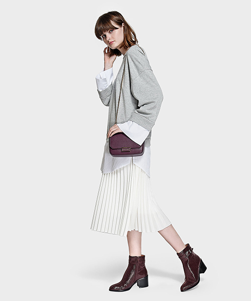 CHARLES & KEITH（チャールズ & キース）の「プッシュロックチェーンスリングバッグ / PUSH-LOCK CHAIN SLING BAG（メッセンジャーバッグ・レディース・ピンク/ブラック/バーガンディー・S）」の9枚目の写真