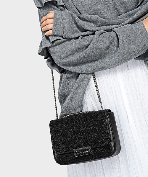 CHARLES & KEITH（チャールズ & キース）の「プッシュロックチェーンスリングバッグ / PUSH-LOCK CHAIN SLING BAG（メッセンジャーバッグ・レディース・ピンク/ブラック/バーガンディー・S）」の4枚目の写真