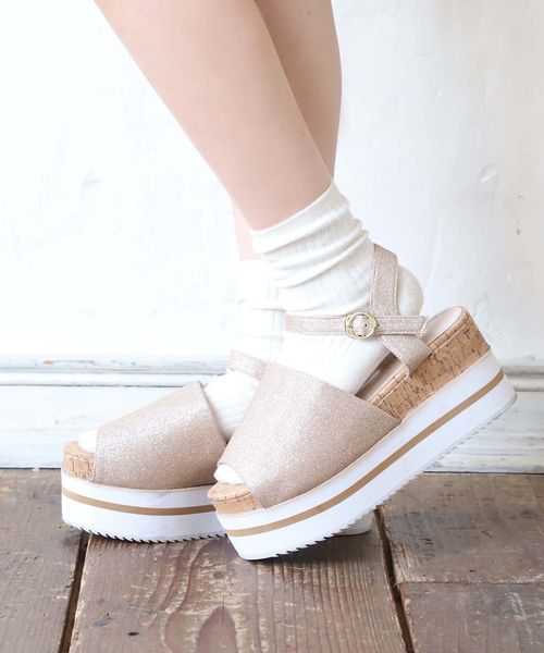 one after another NICE CLAUP（ワンアフターアナザーナイスクラップ）の「ライン入り厚底サンダル（サンダル・レディース・アイボリー/ゴールド/ライトベージュ・SMALL/MEDIUM/LARGE）」の3枚目の写真