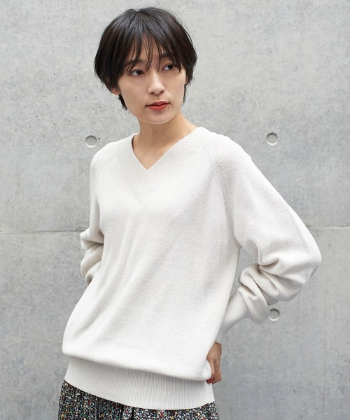 AMERICAN HOLIC（アメリカンホリック）の「太Ｖネックラグランニット片畦ニットプルオーバー＊（ニット/セーター・レディース・アイボリー/イエロー/ネイビー/ベージュ系その他・MEDIUM/LARGE）」の2枚目の写真