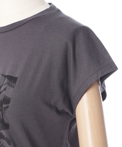 Maison de Beige（メゾンドベージュ）の「《Maison de Beige》フォトTシャツ《マシュふわ(R)》（Tシャツ/カットソー・レディース・チャコールグレー/ベージュ/オフホワイト/モスグリーン・9号）」の9枚目の写真